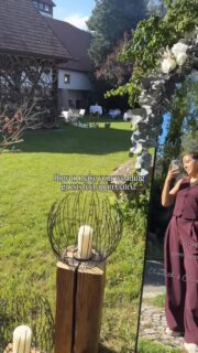 It’s always the little things. 💛 

Zu den Details bei einer Hochzeit zählt für mich mehr als nur die Deko, sondern die Geste dahinter. 

Der Strauß, der an die Mama abgegeben wird. 
Fächer, für heiße Sommertage.
Decken, für kühle Abendstunden. 
Kinderbeschäftigung für entspanntere Eltern.
Gastgeschenke, die im Nachhinein benutzt werden können. 
Eine Fotobox für zwischendurch.

Wieviel man von solch materiellen Ideen umsetzen kann, ist natürlich auch immer vom Budget abhängig, allerdings sind die schönsten Gesten bei Hochzeiten meistens die, die garnichts kosten. 🫶🏻 

Was sind für euch schöne Geste bei Hochzeiten? 

Keywords:
Vienna wedding photographer, cinematic photography, Austria wedding, wedding details, wedding Inspo, wedding decor, hochzeitsfotograf wien