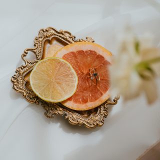 Hochzeitslocation gesucht? ✨ 

Ich war letzten Samstag in einer super süßen Location fotografieren und zwar im Himmelkeller am Kronberg in Niederösterreich. @zuckero.at hatte dort auch einen kleinen Eisstand stehen, der bei dem heißen Wetter die Gäste mit Eis versorgt hat und sonst hat sich das Brautpaar auch wirklich viel Mühe mit vielen kleinen Details gegeben, wie ein Riesenschach, Mikado, Decken für den Abend und andere Kinderbeschäftigungen. ✨❣️

Was sagt ihr, würdet ihr dort heiraten? 💍

Wenn ihr 2026 heiratet, nicht zögern und eine Anfrage schicken. Ich freu mich auf euch!

#hochzeitslocationösterreich #hochzeitslocationniederösterreich #himmelkellerkronberg #hochzeitsfotografwien #viennaweddingphotographer #hochzeitsinspiration #hochzeitsfotografniederösterreich